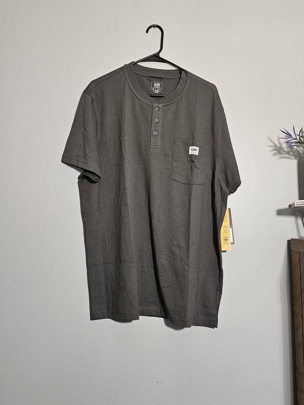 Lee Menās Short Sleeve Henley Pocket T-Shirt in Charcoal Gray
